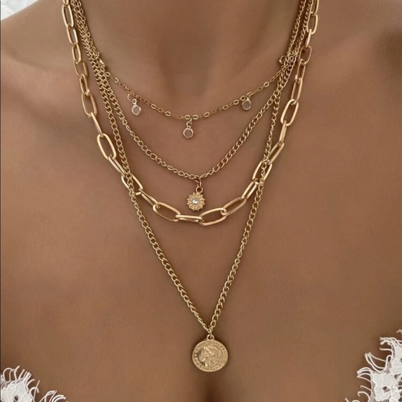 ❌SOLD❌ Layered Gold Necklace - Picture 4 of 5